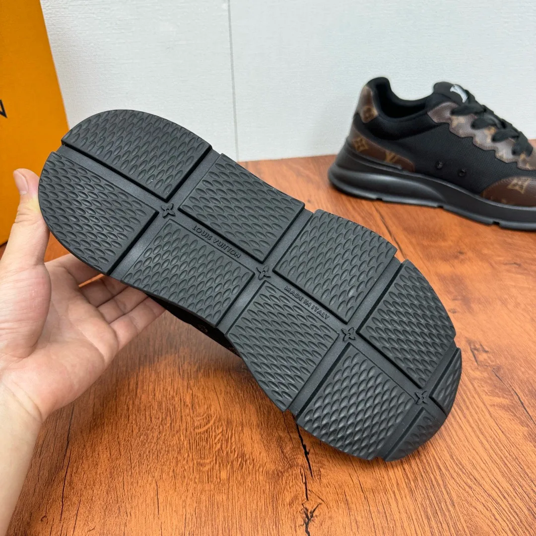 Men's shoes: 480💰LV Classic men's sports shoes are shipped. Lightweight thick-soled chubby bread shoes, super versatile and multiple styles are coming! This sneaker is made of smooth cowhide punching and grained cowhide stitching to create an elegant design. Grained cowhide is stitched with technical mesh, and smooth cowhide and grained cowhide are combined in multiple styles. The color is classic and versatile, and it can be easily integrated into various styles. The eye-catching LV letters are marked on the side of the shoe, the tongue is decorated with LV embroidered letter web logo, the brand logo is screen-printed on the heel, and the lightweight rubber outsole is embellished with Vuitton's personalized logo. The fabric-lined foot pads make your feet fashionable, handsome and versatile! Comes with full original packaging! Size: 38-44, customized 45